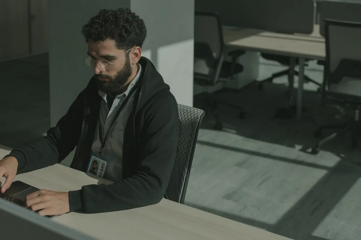 A job seeker auto-applying to roles posted on company ATS platforms